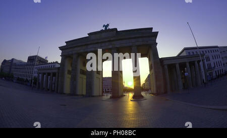 Berlin, Deutschland. 29 Aug, 2018. Die Sonne geht hinter dem Brandenburger Tor. Credit: Paul Zinken/dpa/Alamy leben Nachrichten Stockfoto