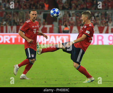 München, Deutschland. 28. August 2018. 28.08.2018, Abschied von Bastian Schweinsteiger, FC Bayern Chicago Fire, Allianz Arena München, Fußball, Sport, im Bild: Franck Ribery (FCB) und Bastian Schweinsteiger (Chicago Fire) DFL-Bestimmungen verbieten die Verwendung von Fotografien als BILDSEQUENZEN UND/ODER QUASI-VIDEO vs. Copyright: Philippe Ruiz Credit: Philippe Ruiz/Alamy leben Nachrichten Stockfoto