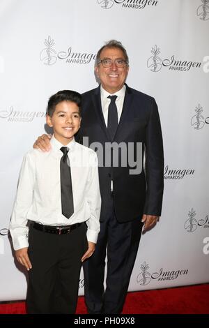 Jonathan Jaramillo, Kenny Ortega bei der Ankunft für 33. jährlichen Imagen Awards, JW Marriott Los Angeles bei LA Live, Los Angeles, CA August 25, 2018. Foto von: Priscilla Grant/Everett Collection Stockfoto