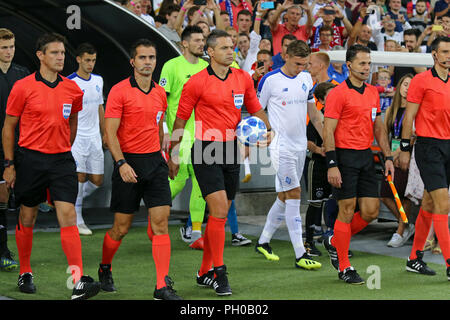 Kiew, Ukraine. 28 August, 2018. Schiedsrichter Damir Skomina, seine Assistenten und Spieler gehen, um die Tonhöhe von NSC Olimpiyskyi Stadion vor dem UEFA Champions League Play-off-Spiel FC Dynamo Kiew v AFC Ajax. Credit: Oleksandr Prykhodko/Alamy leben Nachrichten Stockfoto