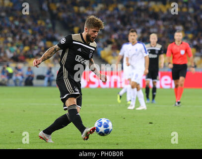 Kiew, Ukraine. 28 August, 2018. Lasse Schone des AFC Ajax in Action während der UEFA Champions League Play-off-Spiel gegen den FC Dynamo Kiew an NSC Olimpiyskyi Stadion in Kiew, Ukraine. Credit: Oleksandr Prykhodko/Alamy leben Nachrichten Stockfoto