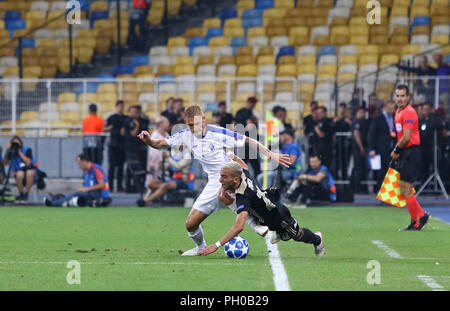 Kiew, Ukraine. 28 August, 2018. Vitalij Buyalskiy des FC Dynamo Kiew (L) kämpft für eine Kugel mit Hakim Ziyech des AFC Ajax in der UEFA Champions League Play-off-Spiel bei NSC Olimpiyskyi Stadion in Kiew, Ukraine. Credit: Oleksandr Prykhodko/Alamy leben Nachrichten Stockfoto