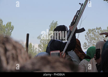 August 29, 2018 - Kulgam, Jammu und Kaschmir, Indien - eine militante wirft sein Gewehr Hommagen an seine gefallenen Kameraden Altaf Ahmad Dar zu zahlen alias Kachroo in Hawoora Dorf südlich von Kaschmir Kulgam rund 70 Kilometer von Srinagar im Sommer vapital der indischen Kaschmir am 29. August 2018 geregelt. Altaf wurde zusammen mit seinem Begleiter Umar Rashid in eine Begegnung mit indischen Sicherheitskräften in Muniward im Süden von Kaschmir Anantnag Bezirk Polizei getötet, sagte. Später am Nachmittag Aktivisten erschossen vier Indischen Polizisten im Süden Kaschmir 'r Shopian Bezirk. (Bild: © faisal Khan/ZUMA Stockfoto