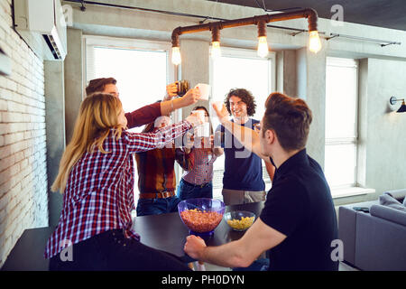 Freunde hob ihre Hände nach oben mit Schale. Stockfoto