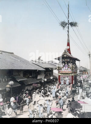 [1890s Japan - Gion Matsuri Festival Schweben in den Straßen von Kyoto] - ein Festival Schwimmer ist, dass eine Straße während des berühmten Kyoto Gion Matsuri, das während Juli gezogen. Das Festival wurde begonnen, als in 869, Kyoto litt Pestilenz. Im Auftrag von Kaiser Seiwa (850-880), die Leute von Kyoto betete zu Gott der Yasaka Schrein für die Befreiung von der Krankheit. In späteren Jahren, wenn Krankheit brach wieder dieses Ritual wurde wiederholt. Es war eine jährliche Veranstaltung im Jahr 970. 19 Vintage albumen Foto. Stockfoto