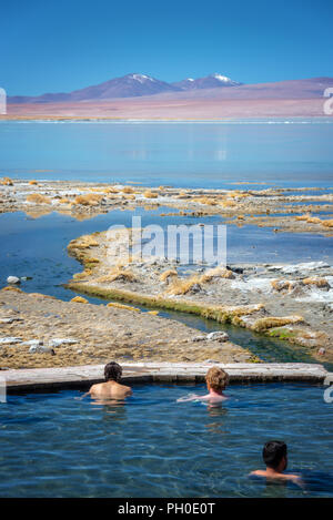 Touristen genießen ein Bad in den heissen Quellen von Polques, Laguna Sud Lipez Provinz, Potosi, Bolivien Stockfoto