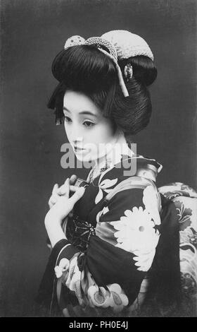 [1920s Japan - Maiko (Lehrling Geisha)] - Junge japanische Maiko (lehrling Geisha) im Kimono und traditionelle Frisur. 20. jahrhundert alte Ansichtskarte. Stockfoto