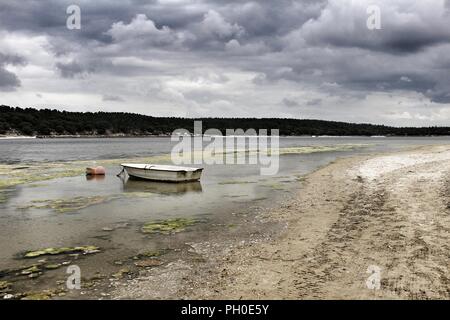 Boote auf Lagoa de Albufeira an einem bewölkten Tag im Frühling Stockfoto