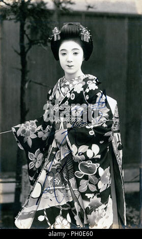 [1920s Japan - Maiko (Lehrling Geisha)] - Junge japanische Maiko (lehrling Geisha) im Kimono und traditionelle Frisur. 20. jahrhundert alte Ansichtskarte. Stockfoto