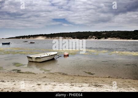 Boote auf Lagoa de Albufeira an einem bewölkten Tag im Frühling Stockfoto