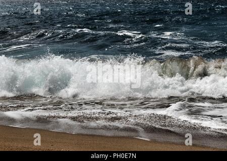 Crystal Clear und wilde Gewässer in Praia da Foz, Sesimbra, Portugal. Golden Sand, Möwen fliegen, Klippen und Felsen Stockfoto