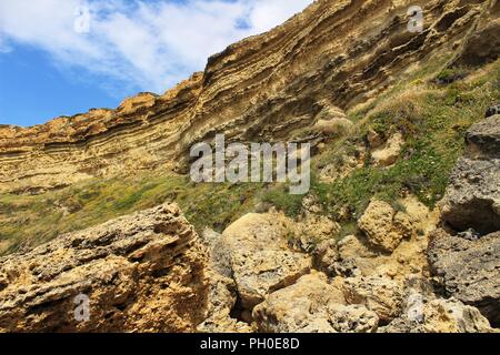 Crystal Clear und wilde Gewässer in Praia da Foz, Sesimbra, Portugal. Golden Sand, Möwen fliegen, Klippen und Felsen Stockfoto