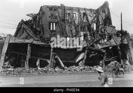 [1923 Japan - Kanto Erdbeben in Tokio] - Die zerstörte Gebäude von maruzen auf Nihonbashi 3-chome, Tokio. Verwüstungen in Tokio von der Kanto Erdbeben (Kanto Daishinsai) September 1, 1923 (taisho 12). Einige einfache Hütten errichtet, die von Überlebenden. Das Beben mit einer geschätzten Größenordnung zwischen 7,9 und 8,4 auf der Richterskala verwüstet, Tokio, die Hafenstadt Yokohama, die präfekturen Chiba, Kanagawa, und Shizuoka, und forderte mehr als 140.000 Opfer. 20. Jahrhundert vintage Silbergelatineabzug. Stockfoto