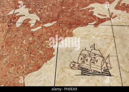 Lissabon, Portugal - 30. Mai 2018: Galleon anreisen, Amerika auf dem Boden des Denkmal der Entdeckungen in Lissabon eingraviert Stockfoto