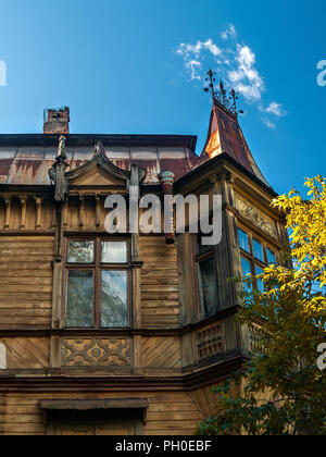 Gebäude aus Holz mit geschnitzten Verkleidungsbretter, Erker, Dachboden Fenster im eklektischen Stil Stockfoto