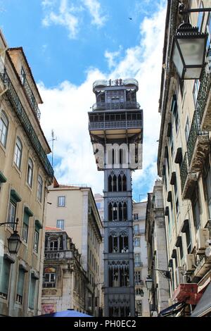Lissabon, Portugal - 30. Mai 2018: Aufzug Santa Justa in Lissabon und majestätischen Fassaden unter blauem Himmel, Portugal. Stockfoto