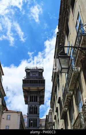 Lissabon, Portugal - 30. Mai 2018: Aufzug Santa Justa in Lissabon und majestätischen Fassaden unter blauem Himmel, Portugal. Stockfoto