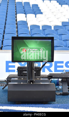 VAR bereit für Action beim Carabao Cup Second Round Spiel zwischen Brighton und Hove Albion und Southampton im American Express Community Stadium. 28. August 2018 – nur zur redaktionellen Verwendung. Keine Verkaufsförderung. Für Football-Bilder gelten Einschränkungen für FA und Premier League. Keine Nutzung des Internets/Handys ohne FAPL-Lizenz - für Details kontaktieren Sie Football Dataco nur zur redaktionellen Verwendung. Keine Verkaufsförderung. Für Football-Bilder gelten Einschränkungen für FA und Premier League. Keine Nutzung des Internets/Handys ohne FAPL-Lizenz - für Details wenden Sie sich an Football Dataco Stockfoto