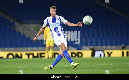 Ben Barclay während des Carabao Cup Second Round-Spiels zwischen Brighton und Hove Albion und Southampton im American Express Community Stadium. 28. August 2018 – nur zur redaktionellen Verwendung. Keine Verkaufsförderung. Für Football-Bilder gelten Einschränkungen für FA und Premier League. Keine Nutzung des Internets/Handys ohne FAPL-Lizenz - für Details kontaktieren Sie Football Dataco nur zur redaktionellen Verwendung. Keine Verkaufsförderung. Für Football-Bilder gelten Einschränkungen für FA und Premier League. Keine Nutzung des Internets/Handys ohne FAPL-Lizenz - für Details wenden Sie sich an Football Dataco Stockfoto