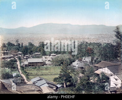 [1880s Japan - Blick auf Kyoto von Higashiyama] - Blick auf die Stadt Kyoto und die nishiyama Bergkette von einer Aussichtsplattform an der Yoshimizu Thermalquellen in Kyoto gesehen. Der Weg führt zu Yasaka Jinja. Dies ist das gleiche Bild wie Nr. 70416-0008. 19 Vintage albumen Foto. Stockfoto