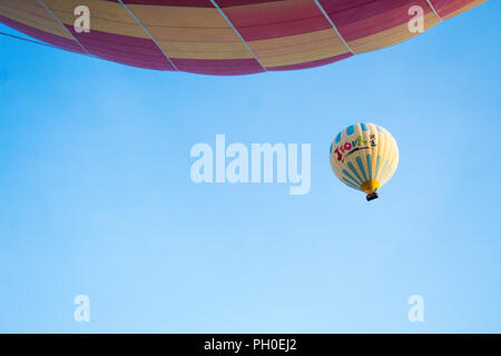 Zwei Heißluftballons fliegen hoch über Kappadokien, Türkei. Stockfoto