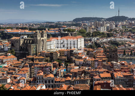 Porto Kathedrale (Sé) und dem historischen Zentrum, vom Torre dos Clérigos gesehen. Porto, Portugal. Stockfoto