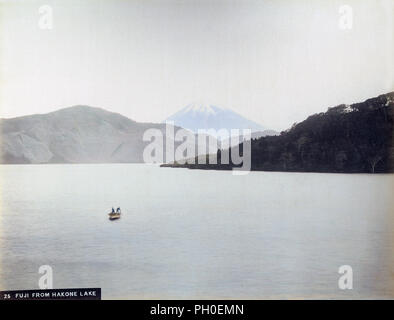 [1890s Japan - See Ashi und Mount Fuji] - See Ashi (ashinoko) in Hakone, der Präfektur Kanagawa. Im Hintergrund, Mt. Fuji gesehen werden kann. Der See befindet sich in der Caldera des Berg Hakone. Es ist das Symbol von Hakone. 19 Vintage albumen Foto. Stockfoto