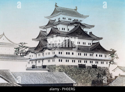 [1890s Japan - Nagoya Castle] - Die honmaru (Hauptgehäuse) und dem kleinen Turm von Nagoya Castle in Nagoya, Aichi Präfektur. Die Burg war der Ausgangspunkt der Owari Tokugawa Clans, die Japan während der Edo Periode (1603-1868) regiert. Das Schloss wurde zwischen 1610 und 1619 gebaut. Es wurde von einem amerikanischen Bombenangriff 1945 zerstört. Im Jahr 1959, eine Nachbildung aus Beton gebaut wurde. 19 Vintage albumen Foto. Stockfoto