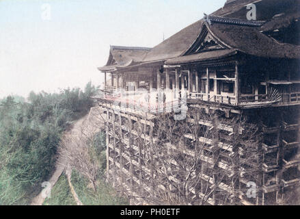 [1890s Japan - Kiyomizudera Tempel, Kyoto] - Otowa-san Kiyomizudera buddhistische Tempel in Kyoto im Osten von Kyoto. Im Jahre 1633 erbaute Tempel Termine wirklich zurück auf 798. Der Tempel erhielt seinen Namen ("Wasser"), der von den Wasserfall in der Tempelanlage. Die große Veranda ist durch Hunderte von Säulen getragen. Während der Edo Periode (1600-1867), glaubten die Menschen, dass sie, wenn sie von der 13 Meter hohen Bühne sprang und überlebte, ihren Wunsch wahr würde. Einige 234 Brücken wurden in der Edo Periode, von denen 85,4% überlebt. 19 Vintage albumen Foto. Stockfoto