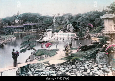 [1880s Japan - Hotta japanischer Garten, Tokio] - Der Teien (japanischer Garten) in der Villa der Familie Hotta der Sakura Han Domain (佐倉藩) in Tokio (堀田庭園). Das Grundstück wurde von Sapporo Brauerei im Jahr 1900 gekauft. Die Asahi Bier Gebäude und Sumida Ward Office sind jetzt hier zu finden ist. Der Garten war auch bekannt als Satake Teien (佐竹庭園) und Koyoen (浩養園). 19 Vintage albumen Foto. Stockfoto