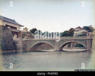 [1890s Japan - Nijubashi Brücke an der Kaiserpalast in Tokio] - Nijubashi im Imperial Palace in Tokio. 19 Vintage albumen Foto. Stockfoto