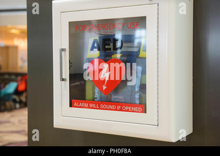 Automatisierter Externer Defibrillator (AED) an der Wand Stockfoto