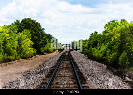 Eisenbahnschienen im Texas Landschaft Stockfoto