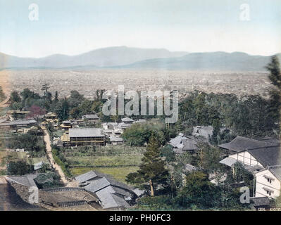 [1890s Japan - Blick auf Kyoto von Higashiyama] - Blick auf die Stadt Kyoto und die nishiyama Bergkette von einer Aussichtsplattform an der Yoshimizu Thermalquellen in Kyoto gesehen. Der Weg führt zu Yasaka Jinja. Dies ist das gleiche Bild wie Nr. 70319-0004. 19 Vintage albumen Foto. Stockfoto