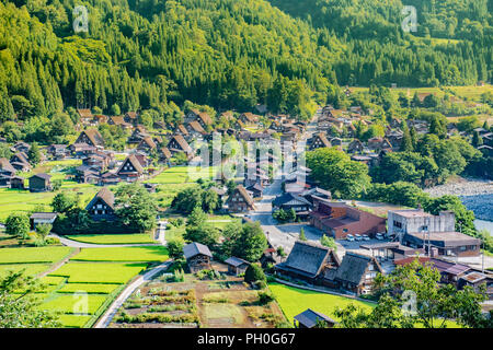 Gassho - Gassho-zukuri Häuser in Gokayama Dorf. Gokayama wurde von der UNESCO in die Liste des Erbes der Welt wegen seiner traditionellen Gassho - Gassho-zukuri Häuser, neben der Nähe Shirakawa-go in der Präfektur Gifu eingeschrieben. Stockfoto