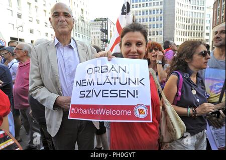 Mailand (Italien), 28. August 2018, antifaschistischen und antirassistischen Demonstration aufgerufen, von zahlreichen Linken und demokratischen Parteien und Organisationen, die in der Präfektur von Matteo Salvini, Minister des Innern und Chef der rechten Partei Lega, mit der Ungarischen Premier Viktor Orban. Stockfoto