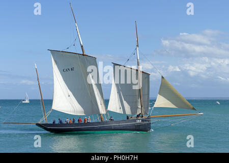 Bisquine (französisch Lugger) La Cancalaise, vor Cancale, während der Regatta: "Branlebas de Régates" (Bretagne, Frankreich). Stockfoto