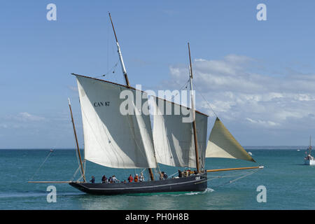 La bisquine Cancalaise, vor Cancale, während der Regatta: "Branlebas de Régates" (Bretagne, Frankreich). Stockfoto