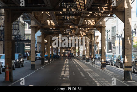 Mit der U-Bahn track Overhead, East Lake Street, Chicago Stockfoto