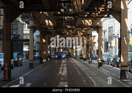 Mit der U-Bahn track Overhead, East Lake Street, Chicago Stockfoto