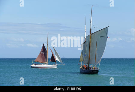 Pilot cutter Artaius (Heimathafen: Saint-Malo) und bisquine La Cancalaise vor Cancale, während der Regatta: "Branlebas de Régates" (Bretagne, Fr). Stockfoto