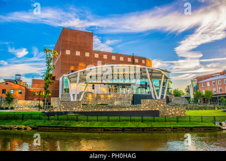 Downtown Greenville, South Carolina, SC entlang der Reedy River. Stockfoto