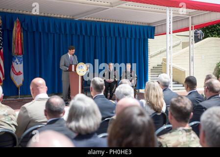 Us-Armee, Dr. Mark T. Esper spricht während einer Zeremonie zum Gedenken an den 243Th U.S. Army Geburtstag im Pentagon Innenhof, Pentagon, Washington, D.C., 14. Juni 2018. Stockfoto