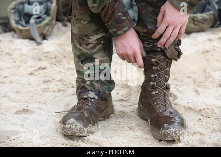 Krieger blusen Schuhe nach konkurrieren in den Tag vier mystery Event bei der US-Army Reserve 2018 besten Krieger Wettbewerb in Fort Bragg, North Carolina, 14. Juni 2018. Heute, U.S. Army Reserve Soldaten geben alles, was sie haben, ihre Grenzen bringen und der letzte Tag der Ereignissen, die in der U.S. Army Reserve 2018 besten Krieger den Wettbewerb beenden. Stockfoto