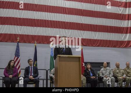 Vermont Governor Phil Scott spricht mit Soldaten aus Charlie Company, 3.BATAILLON, 126 Aviation Regiment (Air Ambulance), 86th Truppe den Befehl, Garnison unterstützt den Befehl, Vermont National Guard, die während einer Bereitstellung die Zeremonie an Army Aviation Support Facility, South Burlington, VT, 14. Juni 2018. Die Einheit ist im Ausland bereitstellen für ein Jahr medizinische Evakuierung zu unterstützen. Stockfoto