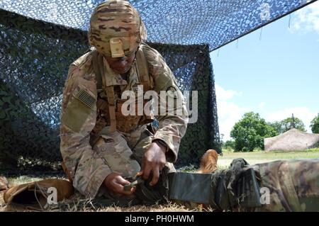 Sgt. David Carter, ein infanterist an 2nd Battalion, 35th Infantry Regiment, 3. Brigade Combat Team, 25 Infanterie Division, führt erste Hilfe für eine vermutete Bruch während Expert Infanterist Abzeichen Prüfung an Schofield Kasernen, Hawaii, am 14. Juni 2018. Infanteristen in der gesamten 25-ID werden die Teilnahme an diesem alle zwei Jahre stattfindenden Veranstaltung der renommierte Experte Infanterist Abzeichen zu erwerben. Stockfoto