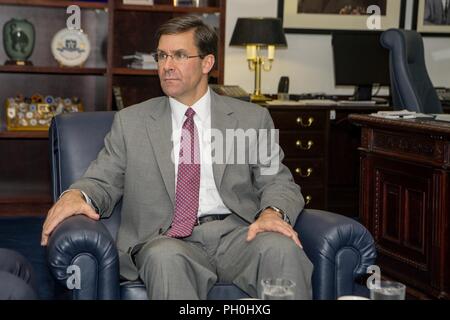 Sekretär der Armee Dr. Mark T. Esper begrüßt die Damen und Herren Raimundas KAROBLIS, Minister für Verteidigung von Litauen, im Pentagon, Washington, D.C., 14. Juni 2018. Stockfoto