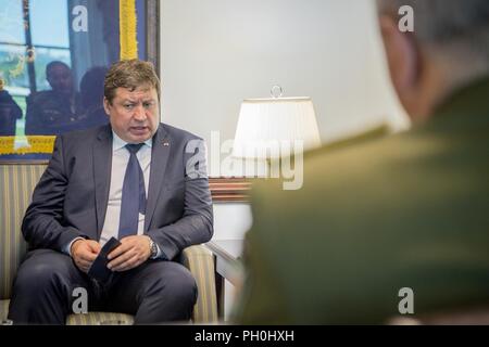 Sekretär der Armee Dr. Mark T. Esper begrüßt die Damen und Herren Raimundas KAROBLIS, Minister für Verteidigung von Litauen, im Pentagon, Washington, D.C., 14. Juni 2018. Stockfoto