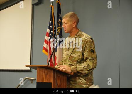 Die 165 Airlift Wing stellte eine neue State-of-the-art Operations Facility in einem Ribbon Cutting Juni 14 auf der Savannah Air National Guard Base statt. Generalmajor Joe Jarrard, Adjutant General, Georgien Departement für Verteidigung, Generalmajor Jesse Simmons, stellvertretender Adjutant General, Georgien Nationalgarde und Oberst Jim Marren, 165 Airlift Wing, sprachen alle darüber, wie die neue Anlage profitieren werden Missionen sowohl Stateside im In- und Ausland, und besser die Flügel von Bund, Laendern zu antworten, und lokalen Vertretungen. Die neuen neun Millionen Dollar Anlage wird besser die Flügel" aufnehmen Stockfoto