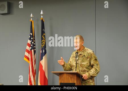 Die 165 Airlift Wing stellte eine neue State-of-the-art Operations Facility in einem Ribbon Cutting Juni 14 auf der Savannah Air National Guard Base statt. Generalmajor Joe Jarrard, Adjutant General, Georgien Departement für Verteidigung, Generalmajor Jesse Simmons, stellvertretender Adjutant General, Georgien Nationalgarde und Oberst Jim Marren, 165 Airlift Wing, sprachen alle darüber, wie die neue Anlage profitieren werden Missionen sowohl Stateside im In- und Ausland, und besser die Flügel von Bund, Laendern zu antworten, und lokalen Vertretungen. Die neuen neun Millionen Dollar Anlage wird besser die Flügel" aufnehmen Stockfoto